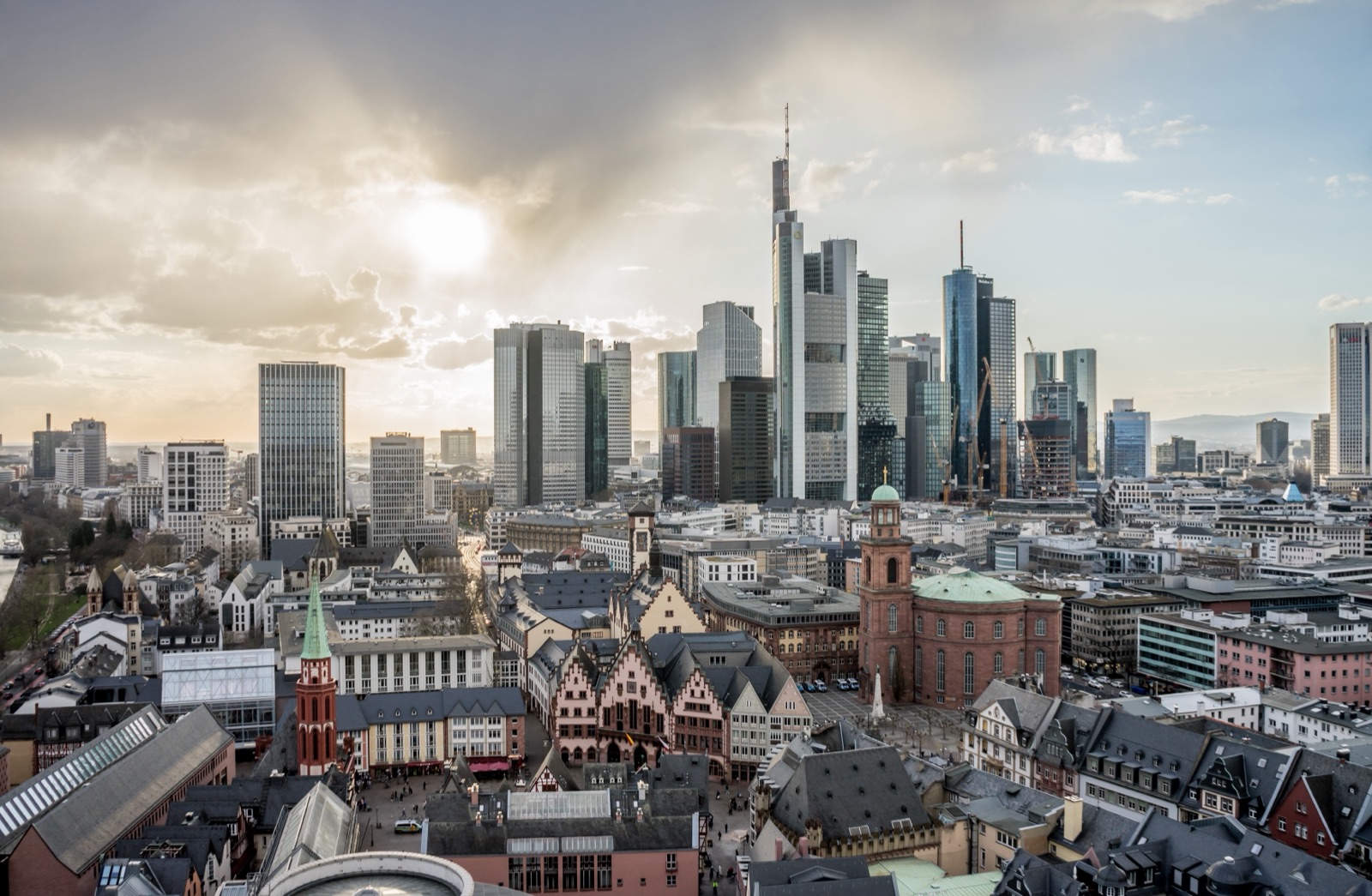 Skyline von Frankfurt am Main mit den Bankentürmen, davor die Altstadt mit Römer und Paulskirche