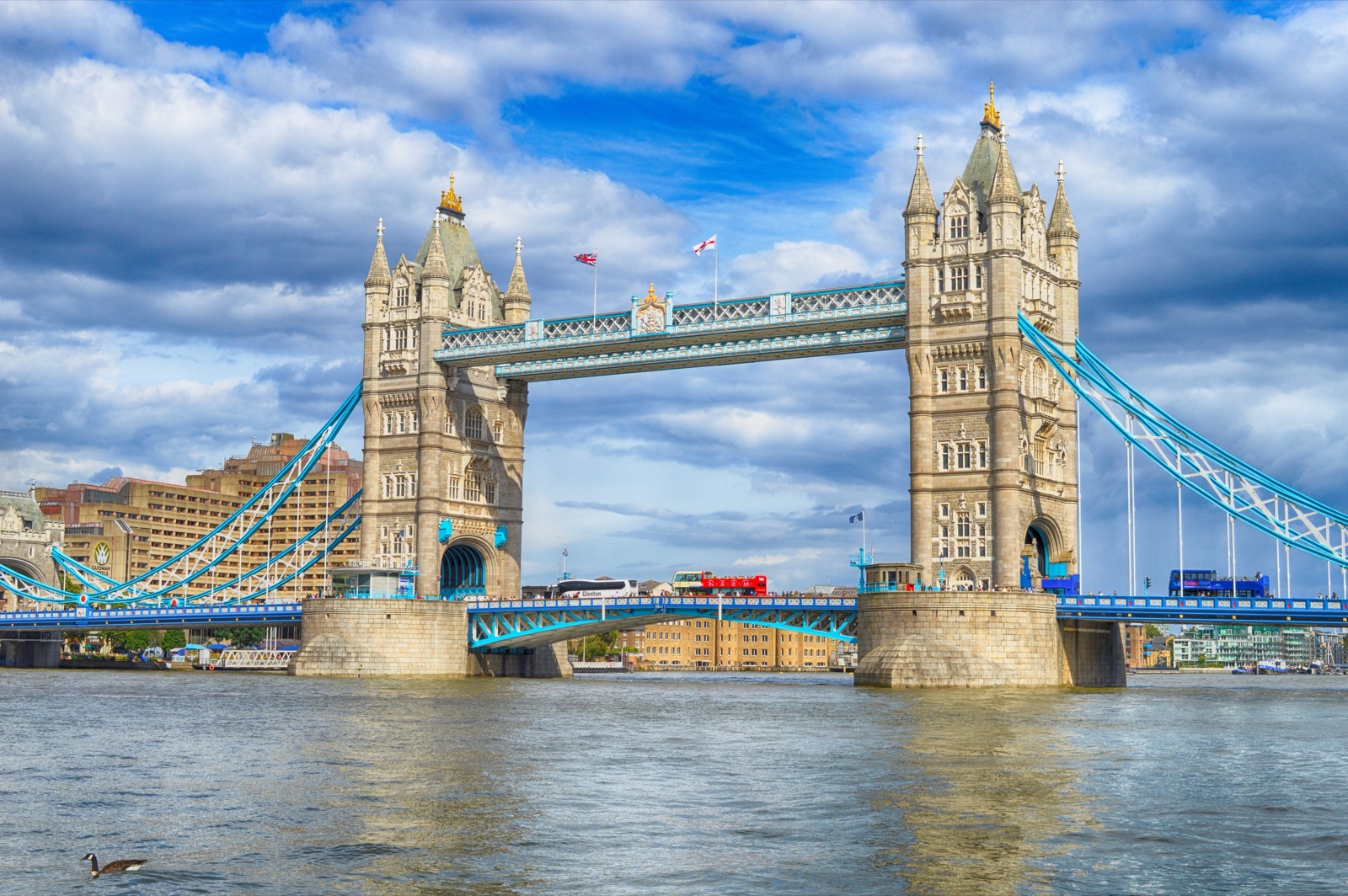 Tower Bridge in London an einem sonnigen Tag, im Vordergrund die Themse