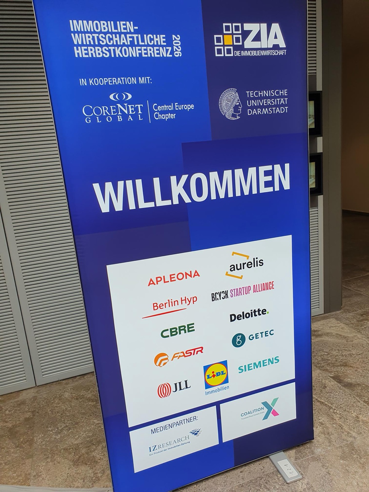 Aufsteller am Eingang der Immobilienwirtschaftlichen Herbstkonferenz 2026 des ZIA mit dem Wort „Willkommen“ und den Logos der Partner